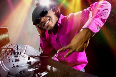 Cool bir partide Afro-Amerikan erkek Dj oyun müzik