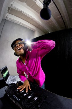 Cool bir partide Afro-Amerikan erkek Dj oyun müzik