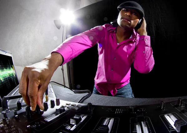 Cool afroamericano macho DJ tocando música en una fiesta — Foto de Stock