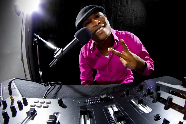 Cool DJ afroamericano di sesso maschile che suona musica a una festa — Foto Stock