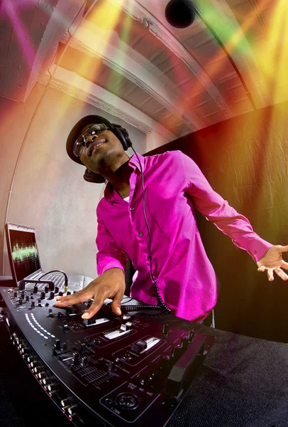 Cool afroamericano macho DJ tocando música en una fiesta — Foto de Stock