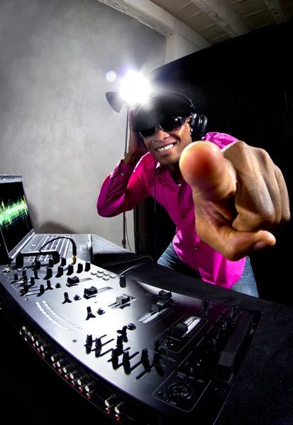 Cool African American DJ masculino tocando música em uma festa — Fotografia de Stock