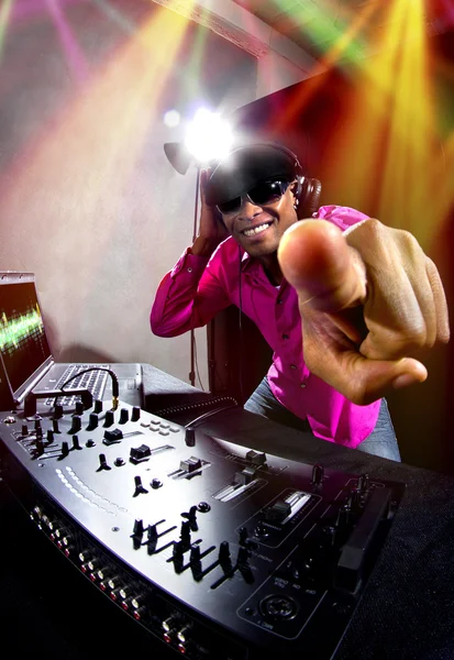Cool afroamericano macho DJ tocando música en una fiesta — Foto de Stock