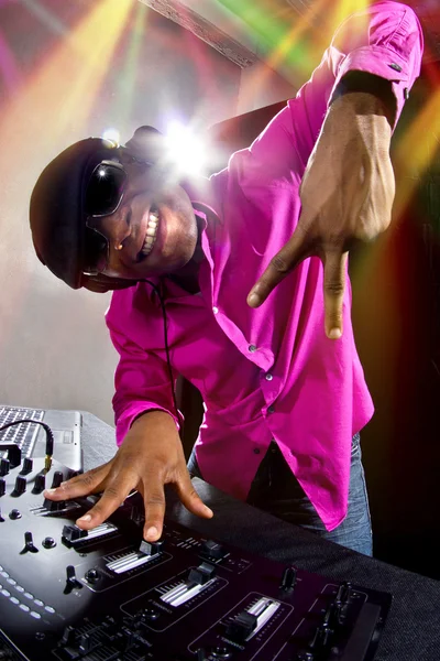 Cool African American mâle DJ jouer de la musique à une fête — Photo