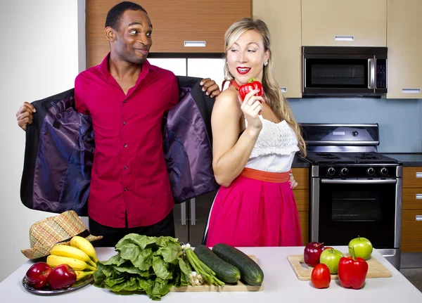 Fidanzato cucina per fidanzata a casa — Foto Stock