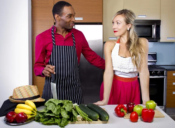 Fidanzato cucina per fidanzata a casa — Foto Stock