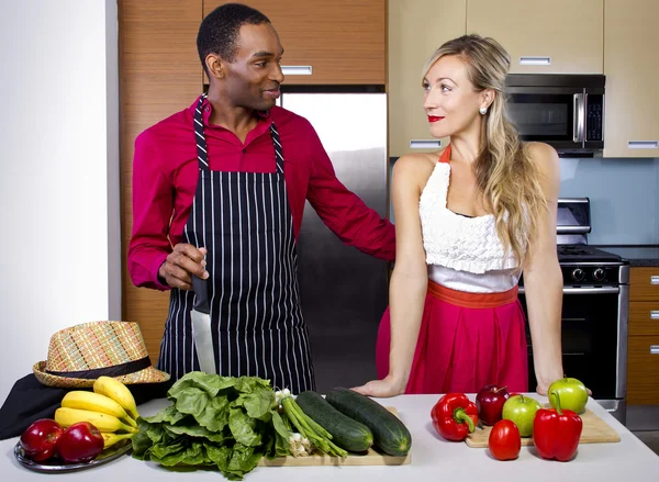 Petit ami cuisine pour petite amie à la maison — Photo