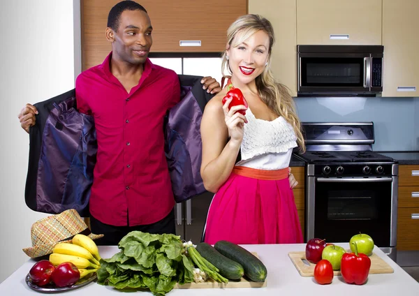 Namorado cozinhar para namorada em casa — Fotografia de Stock