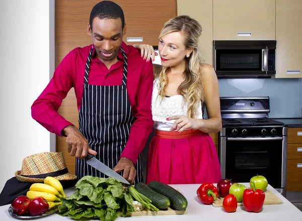 Petit ami cuisine pour petite amie à la maison — Photo