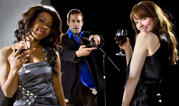 Women seducing man at bar — Stock Photo, Image