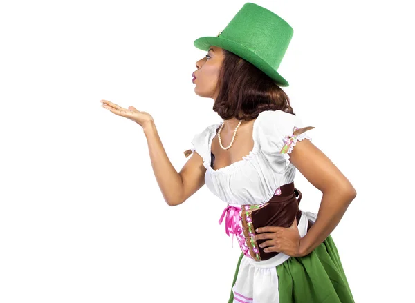 Serveuse en costume de jour st patricks — Photo