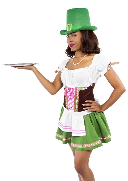 Serveuse en costume de jour st patricks — Photo