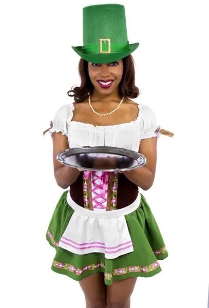 Serveuse en costume de jour st patricks — Photo