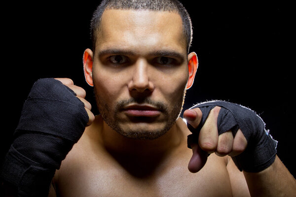 Боец с интенсивным выражением
