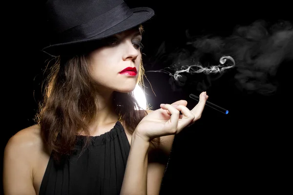 Feminino vaping um cigarro eletrônico — Fotografia de Stock