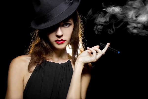 Женщина выкуривает электронную сигарету — стоковое фото