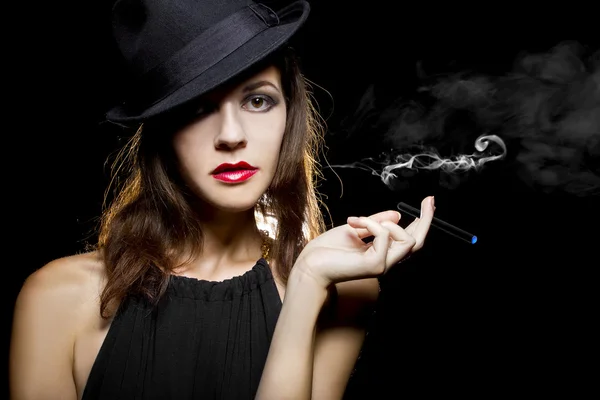 Femme vapotage d'une cigarette électronique — Photo