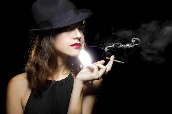 Женщина выкуривает электронную сигарету — стоковое фото