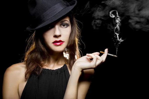Frau verdampft eine elektronische Zigarette Stockfoto