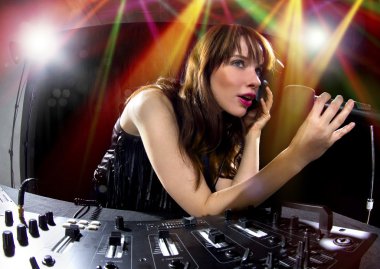 Kadın dj mikser kullanarak