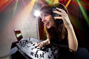 Kadın dj mikser kullanarak