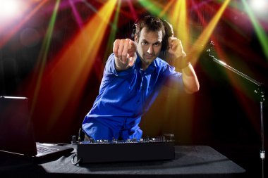 erkek dj müzik çalma