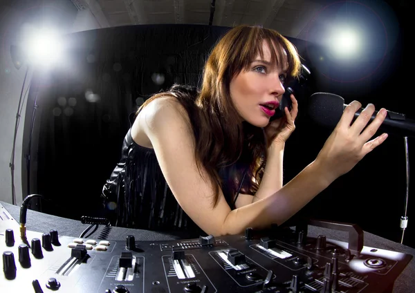 Femmina dj utilizzando mixer — Foto Stock