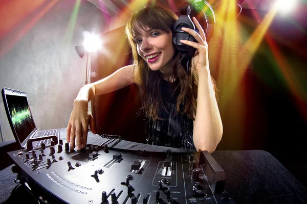 Femmina dj utilizzando mixer — Foto Stock