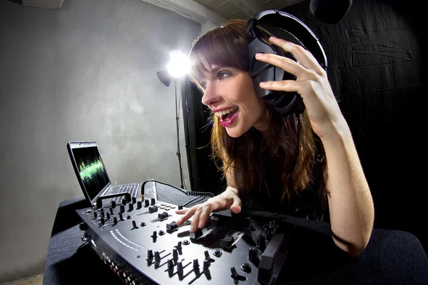 Femmina dj utilizzando mixer — Foto Stock