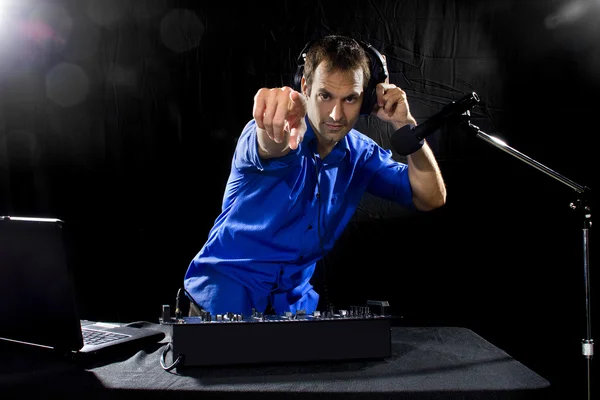 Männlicher DJ spielt Musik — Stockfoto