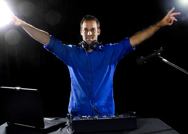 Masculino DJ tocando música — Fotografia de Stock