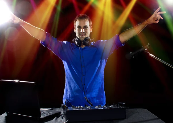 Masculino DJ tocando música — Fotografia de Stock