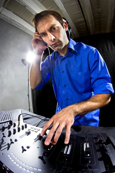 Masculino DJ tocando música — Fotografia de Stock