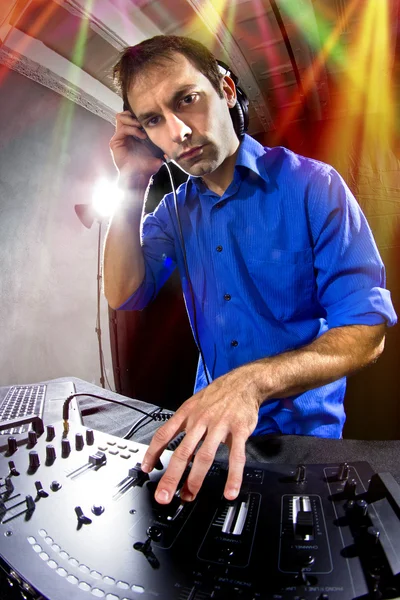 Masculino DJ tocando música — Fotografia de Stock