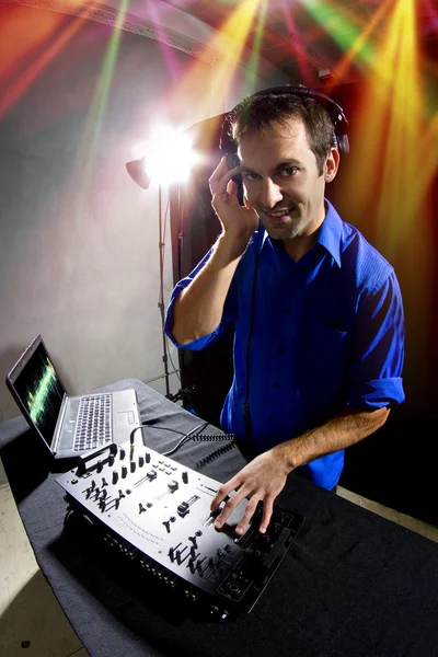 Masculino DJ tocando música — Fotografia de Stock