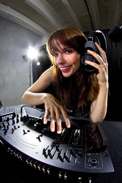 Vrouwelijke dj met behulp van mixer — Stockfoto