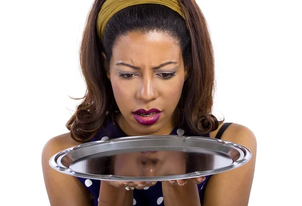 Schwarze Frau mit leerem Tablett — Stockfoto