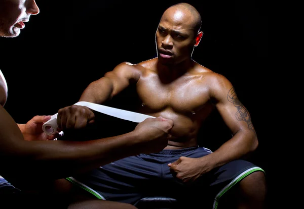 Boxeador con entrenador aplicando cinta atlética —  Fotos de Stock