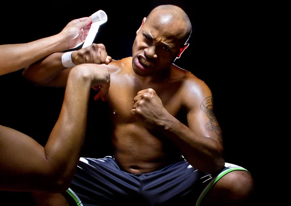 Boxer com treinador aplicando fita atlética — Fotografia de Stock
