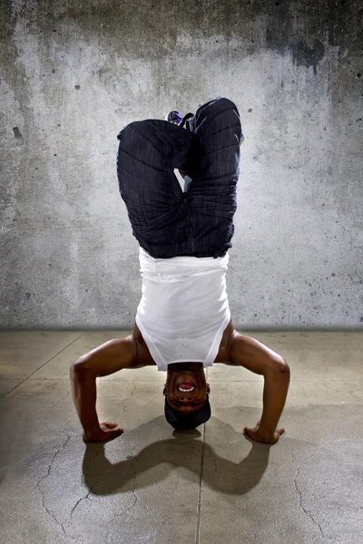 Breakdancer fazendo headstand — Fotografia de Stock