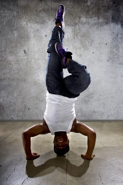Breakdancer haciendo headstand — Foto de Stock