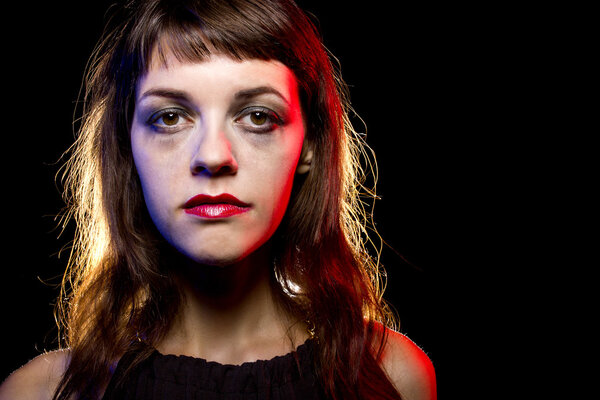 Пьяная женщина в ночном клубе
