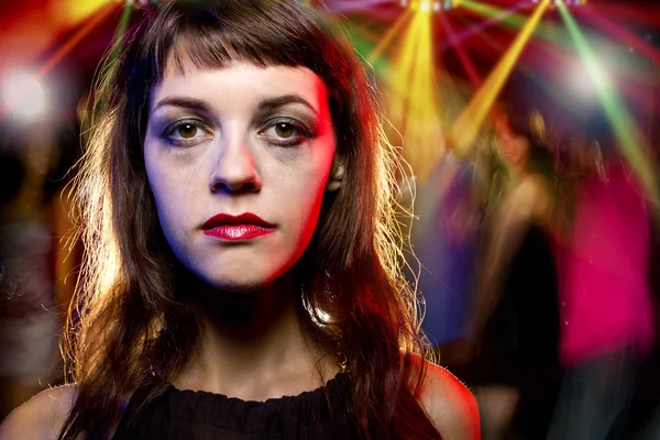 Betrunkene Frau in Nachtclub — Stockfoto