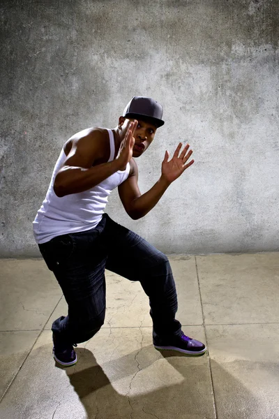 Мужчина позирует хип-хоп танцу — стоковое фото