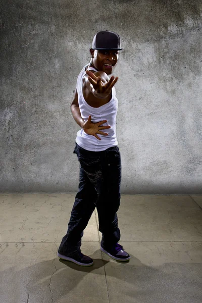 Man poserar hip hop dans — Stockfoto