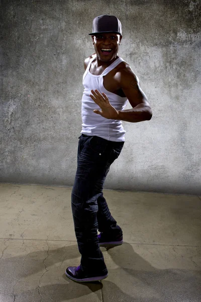 Чоловік позує хіп-хоп танець — стокове фото