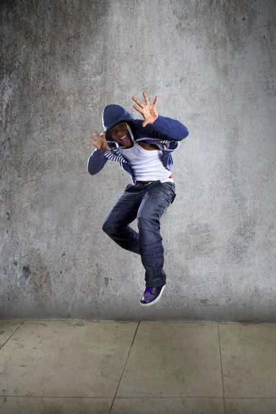 Hip-Hop-Tänzer springen — Stockfoto