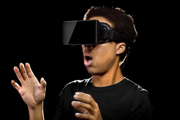 Auricular de realidad virtual en hombre negro —  Fotos de Stock