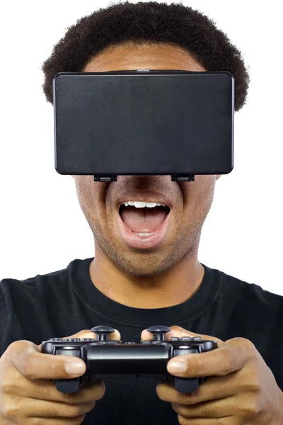 Мужчина в наушниках виртуальной реальности — стоковое фото