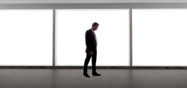 pencereden dışarı bakarak işadamı